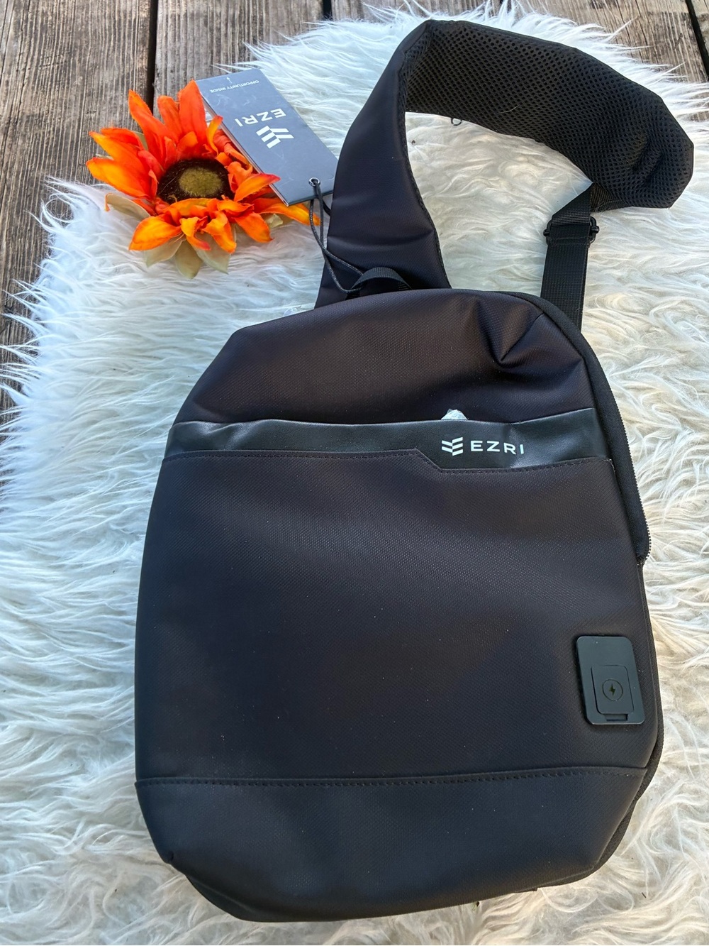 🌺NWT retails $199 UNISEX  EZRI slingbag 🌺